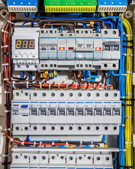 O que são painéis elétricos normalizados? Tire suas dúvidas com a Starlight