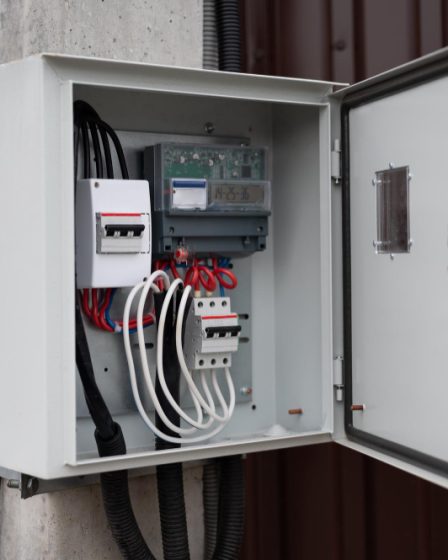 O que é um painel de comando elétrico e para que serve?